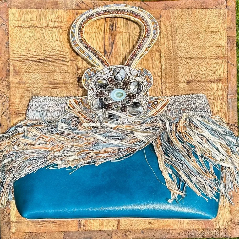 🩵 Mary Frances embellished evening bag. Luxe with beading, shells & silk fringe - Picture 5 of 10